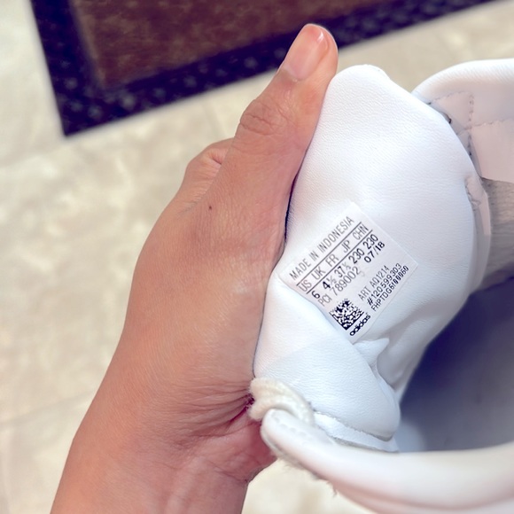 ADIDAS Womens superstar sneakers- US 6 - Picture 3 of 5